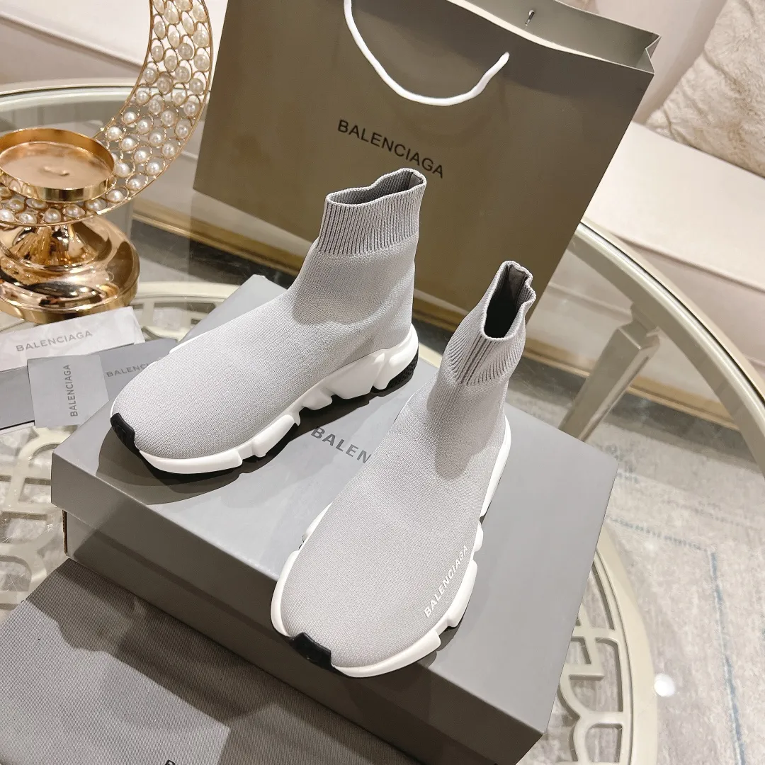 👟👟Ex-factory price 400👟👟 Balenciaga classic sock boots, originally produced by the factory, purchasing agent level. The latest original outsole mold, (TPU ten-vacuum outsole, the highest version on the market, please do not compare prices with TPR outsole, don’t bother if you don’t know the product) The black, white and red three-color vacuum sole shows high-end luxury. •Upper: elastic fly weave double-layer composite gold wire high-elastic knitted mesh cotton •Inner lining: imported double-sided velvet, which is comfortable and resilient to shape •Insole: original imported terry cloth, breathable but not fading •Sole: TPU ten-vacuum outsole (to eliminate pores) •Packaging: full set of packaging (certificate, invoice, cloth bag, handbag) •Size: 34-45 standard code (34, 45, 46.47 can be customized and are not returnable)